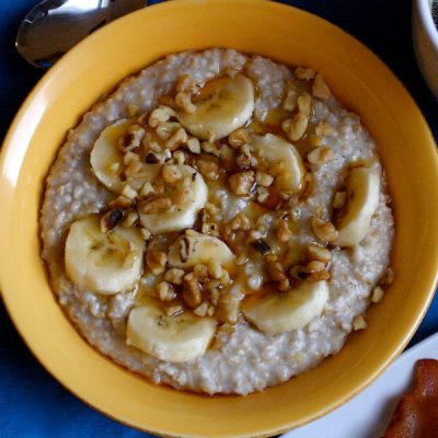 A bowl of oatmeal with bananas and nuts